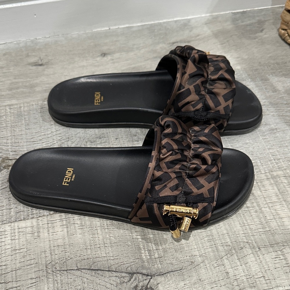 Fendi Women's Black and Brown Patterned Slide Sandals - Picture 15 of 15